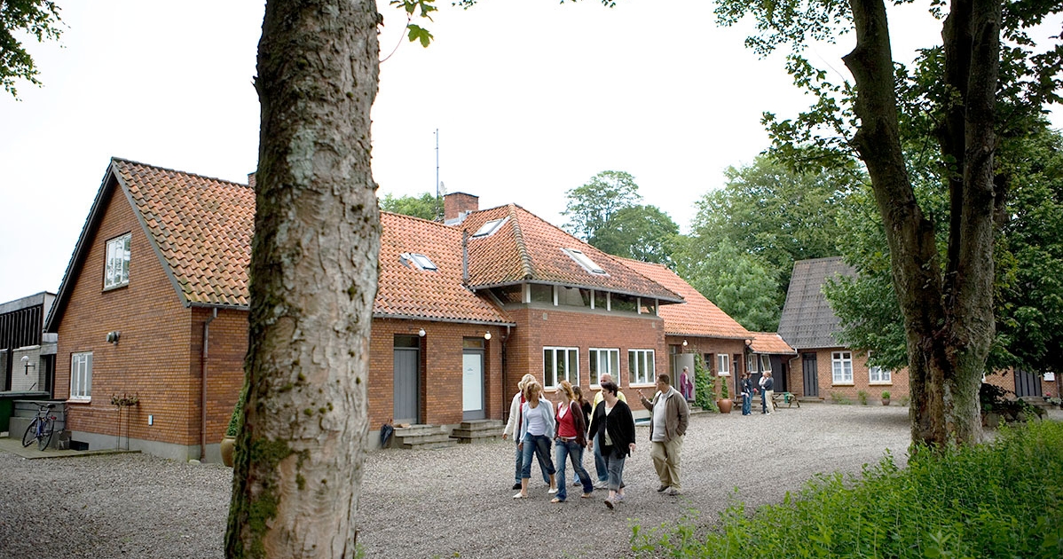 Tågelund Gårdspladsen Med Mennesker